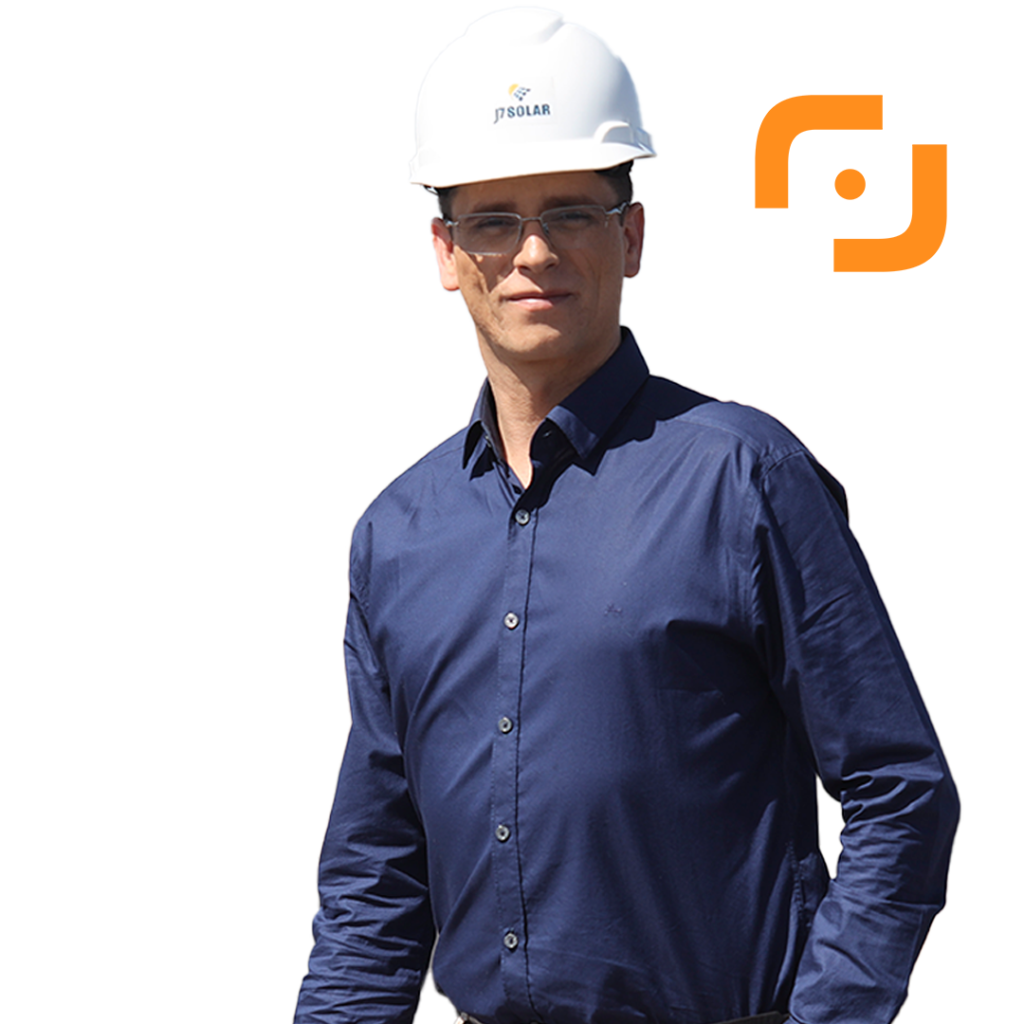 Profissional da J7 Solar Energy com capacete da empresa